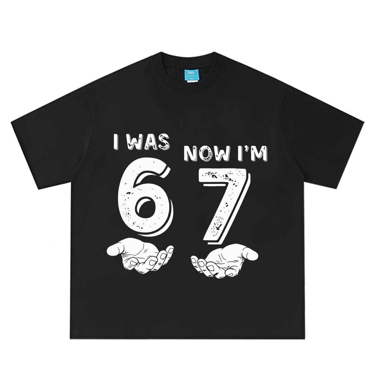 Women Fashion Now - ฉันอายุ 6 แล้วตอนนี้ 7 แล้ว เสื้อยืดมีมตลก